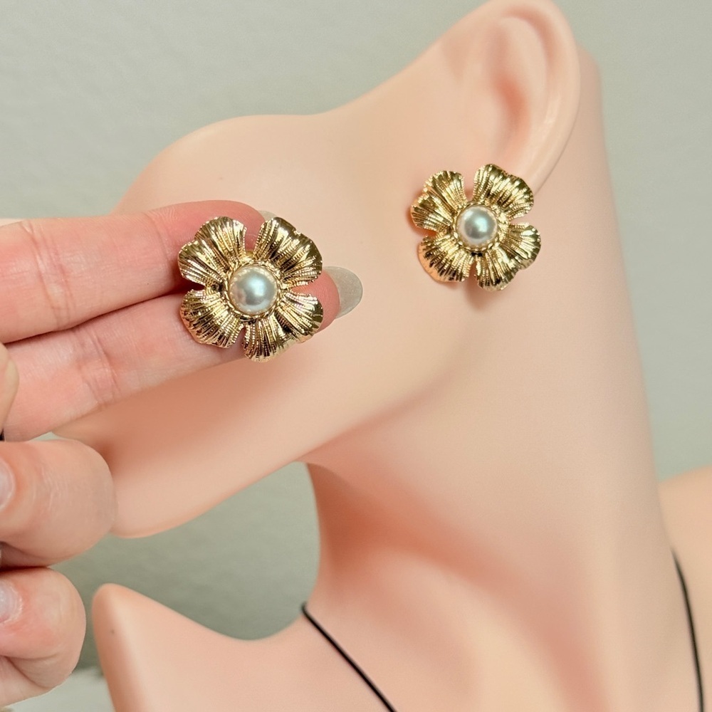 ⚜️Gold Flower Stud Earrings - Picture 4 of 8